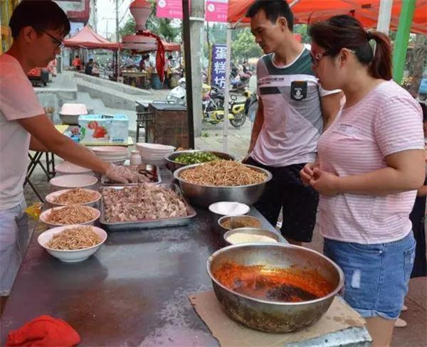 “十大外围足球大平台”德国小伙发明载人飞行浴缸 成功上天6分钟并在面包店买了份早餐(图2) 十大外围足球大平台